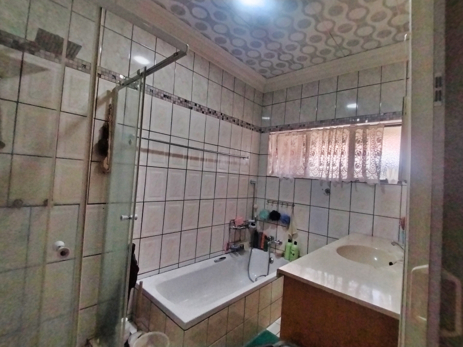 5 Bedroom Property for Sale in Pretoria Gardens Gauteng