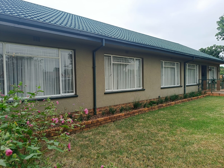 4 Bedroom Property for Sale in Helikonpark Gauteng