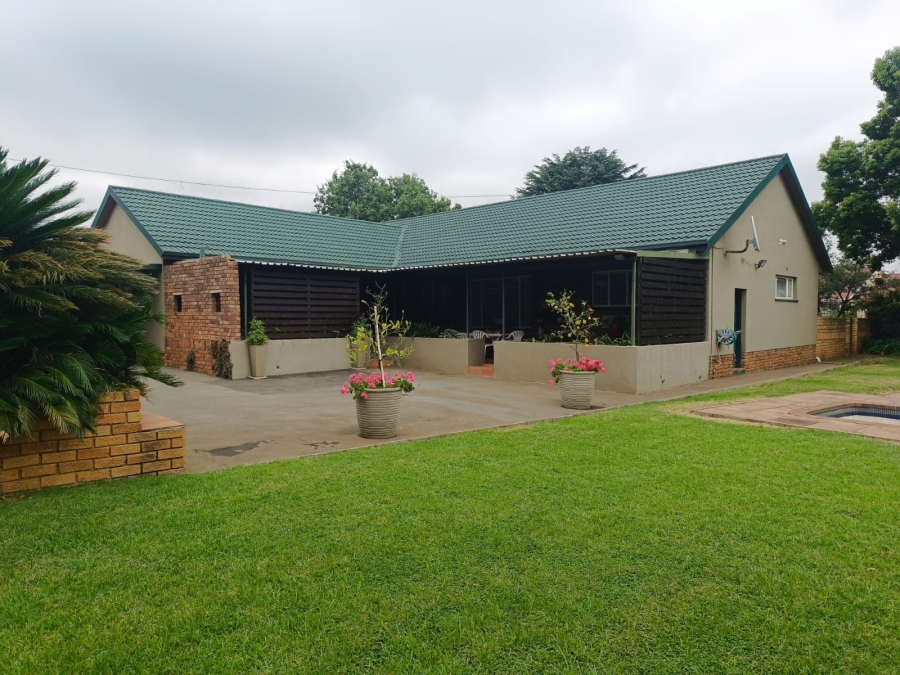 4 Bedroom Property for Sale in Helikonpark Gauteng