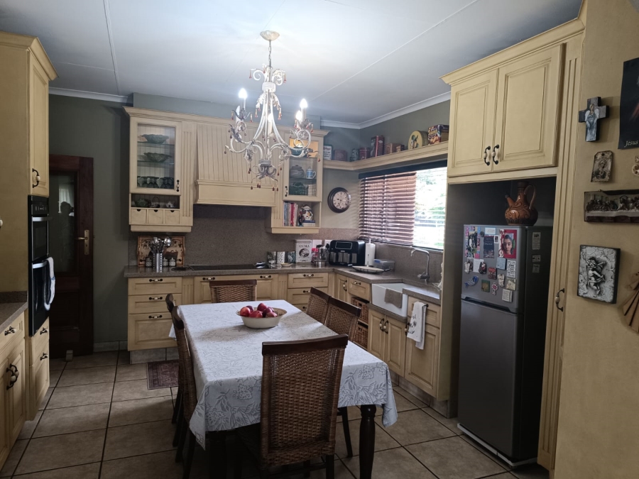 4 Bedroom Property for Sale in Helikonpark Gauteng