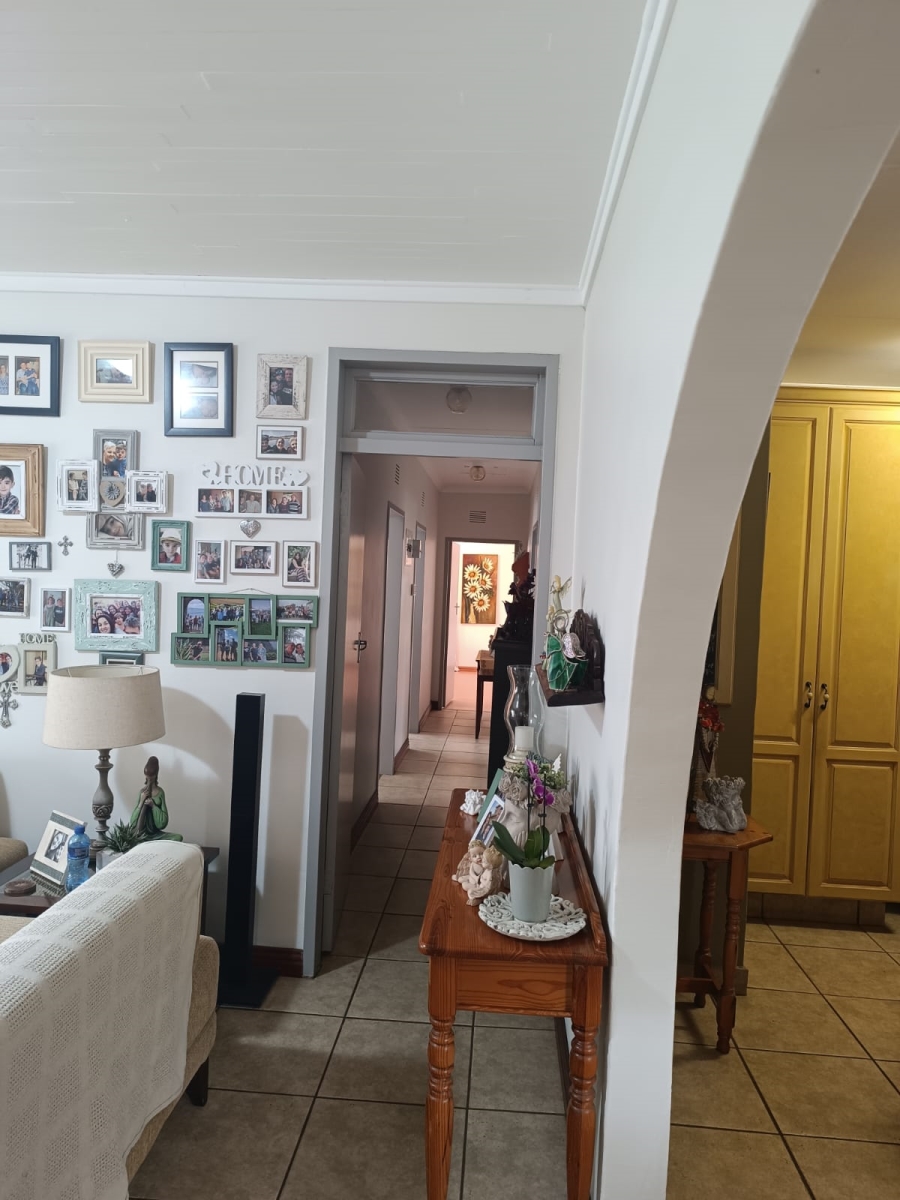 4 Bedroom Property for Sale in Helikonpark Gauteng