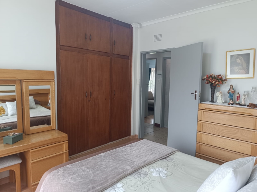 4 Bedroom Property for Sale in Helikonpark Gauteng