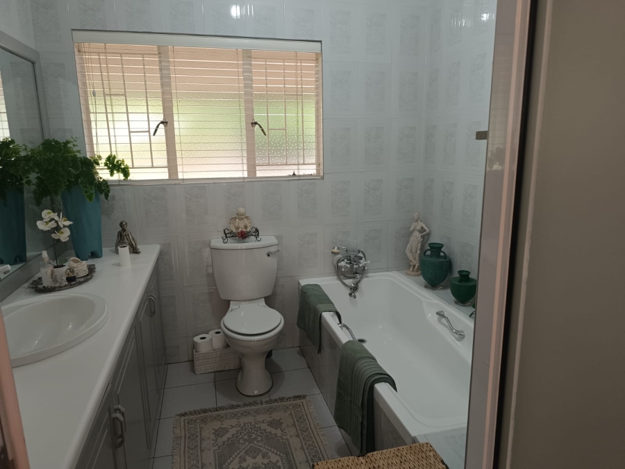 4 Bedroom Property for Sale in Helikonpark Gauteng