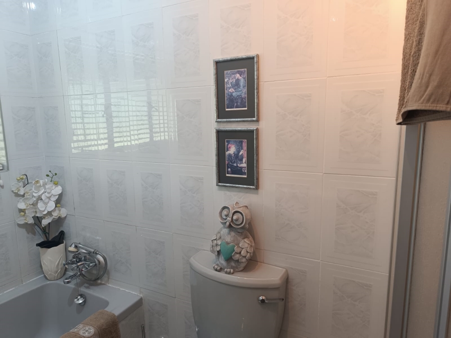 4 Bedroom Property for Sale in Helikonpark Gauteng