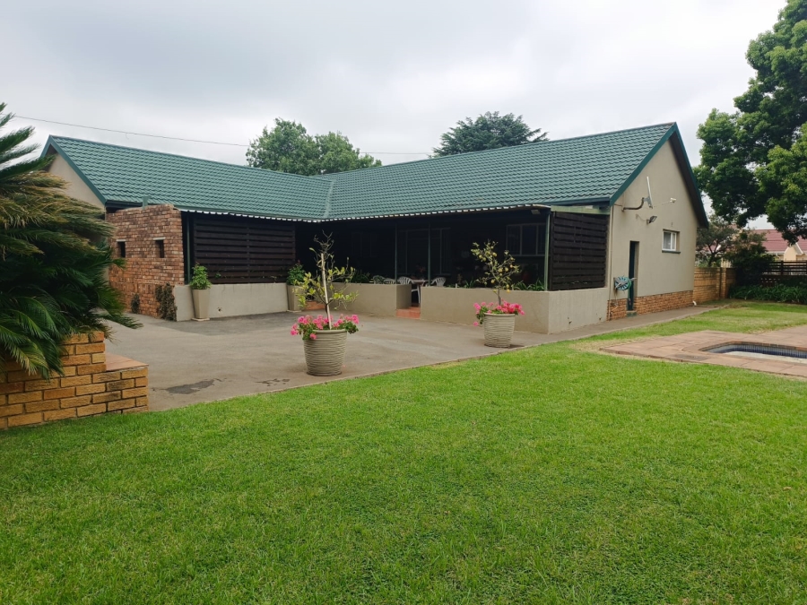 4 Bedroom Property for Sale in Helikonpark Gauteng