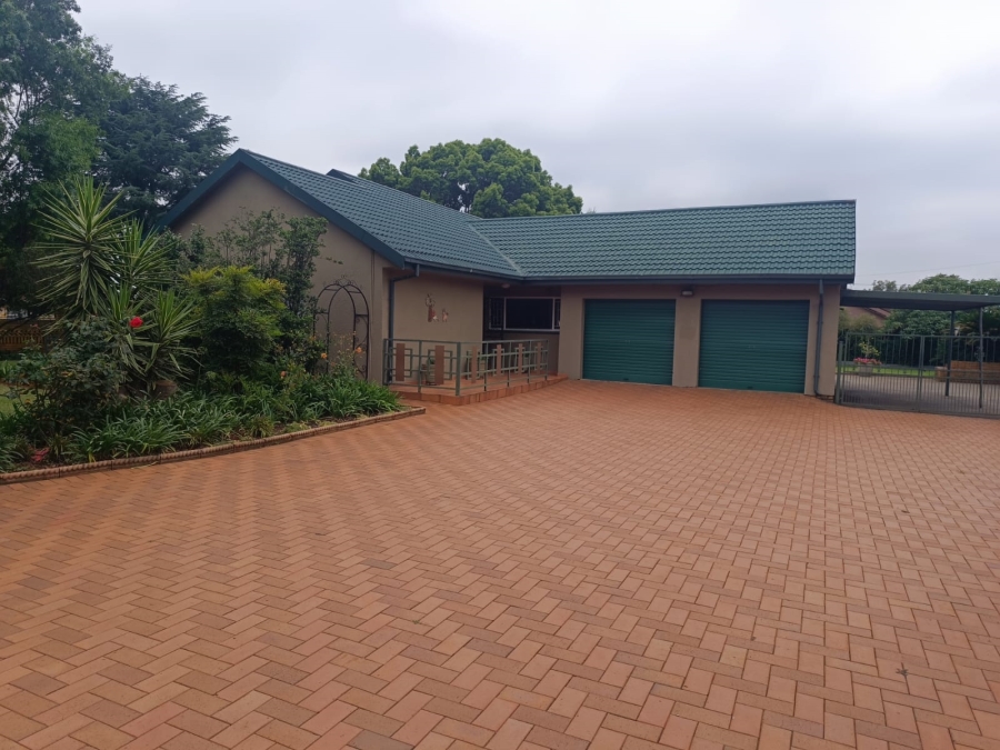 4 Bedroom Property for Sale in Helikonpark Gauteng