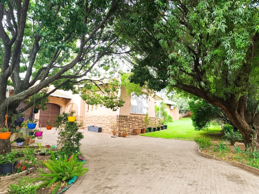3 Bedroom Property for Sale in Helikonpark Gauteng