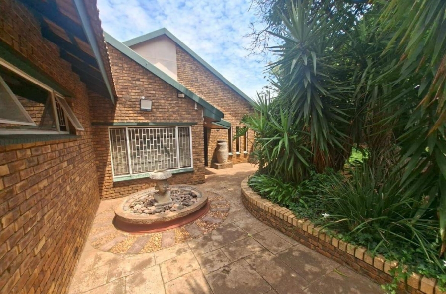 6 Bedroom Property for Sale in Rant En Dal Gauteng
