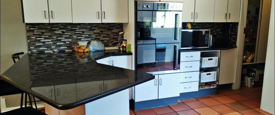 6 Bedroom Property for Sale in Rant En Dal Gauteng