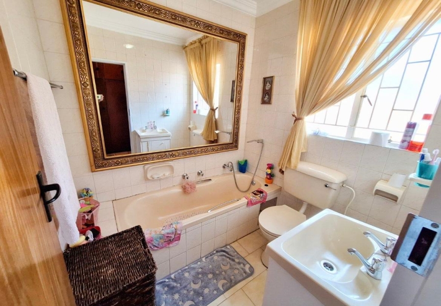 6 Bedroom Property for Sale in Rant En Dal Gauteng