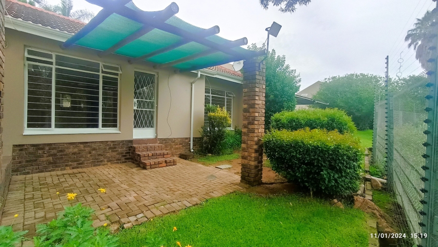 To Let 2 Bedroom Property for Rent in Sonneglans Gauteng
