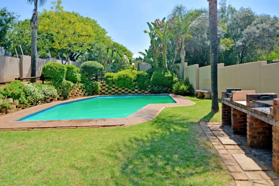 To Let 2 Bedroom Property for Rent in Sonneglans Gauteng