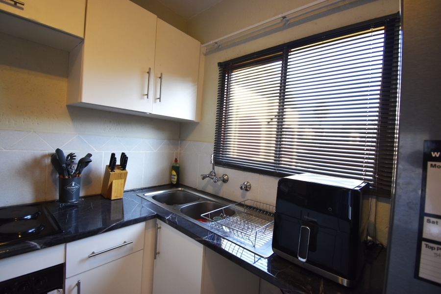 To Let 2 Bedroom Property for Rent in Bromhof Gauteng