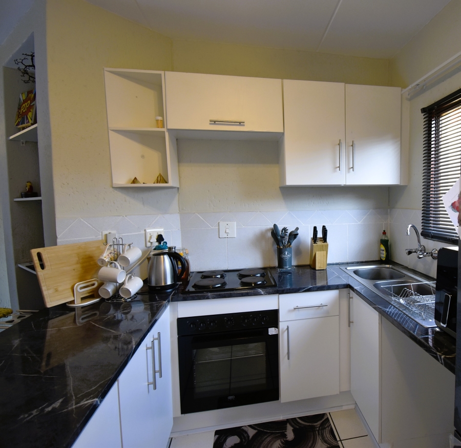 To Let 2 Bedroom Property for Rent in Bromhof Gauteng