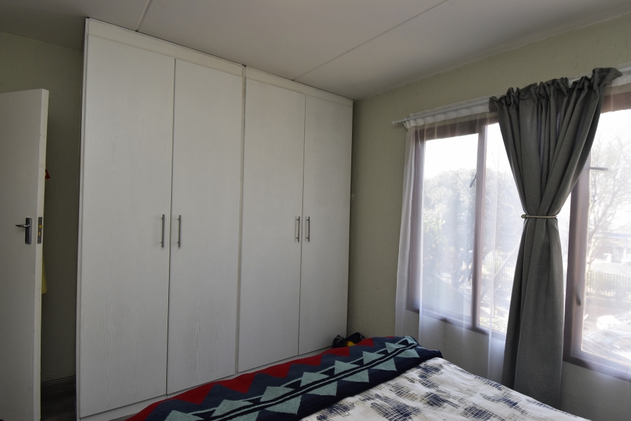 To Let 2 Bedroom Property for Rent in Bromhof Gauteng