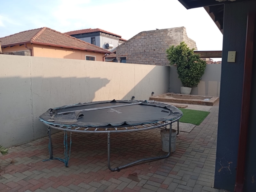 3 Bedroom Property for Sale in Nellmapius Gauteng