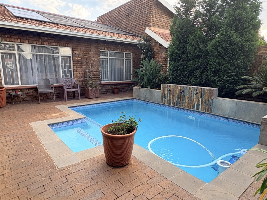 3 Bedroom Property for Sale in Larrendale Gauteng
