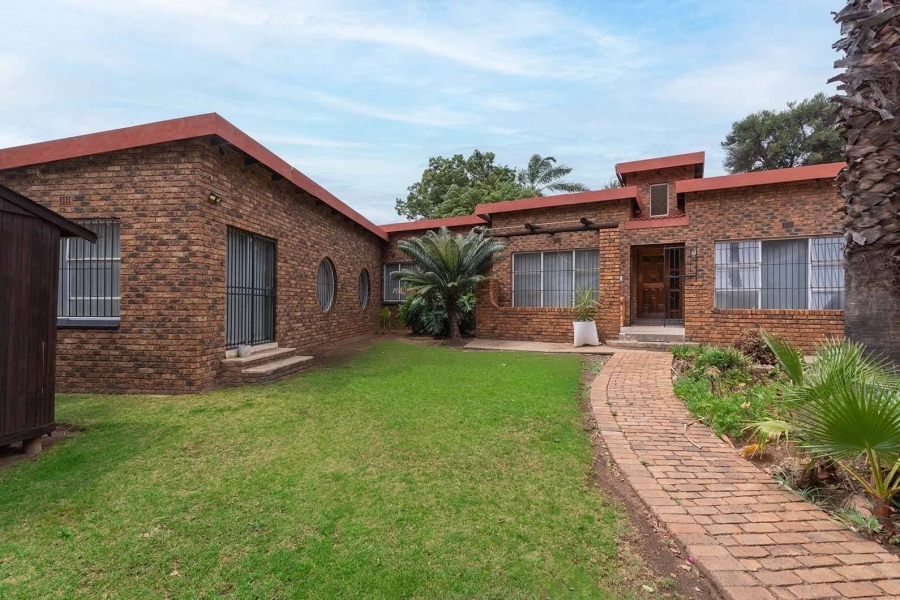6 Bedroom Property for Sale in Edleen Gauteng