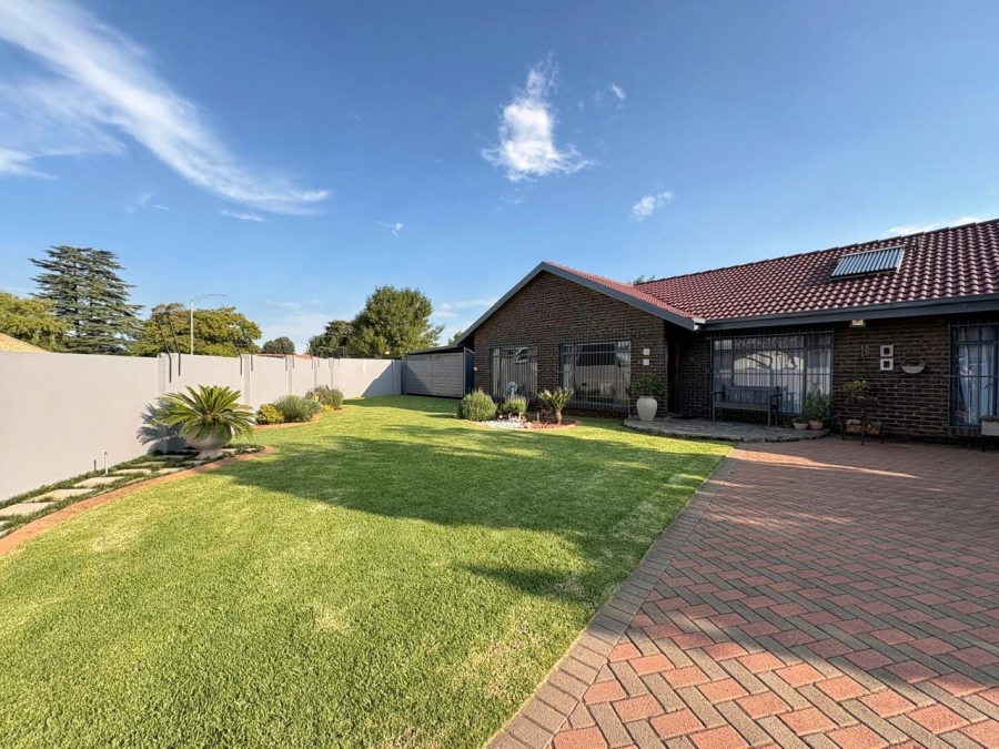 3 Bedroom Property for Sale in Strubenvale Gauteng