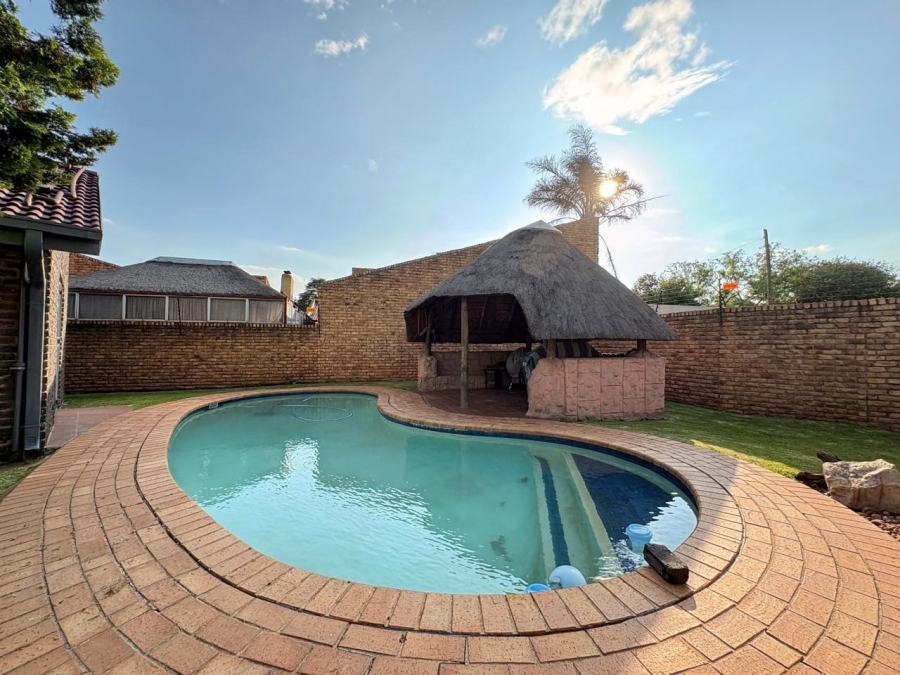 3 Bedroom Property for Sale in Strubenvale Gauteng