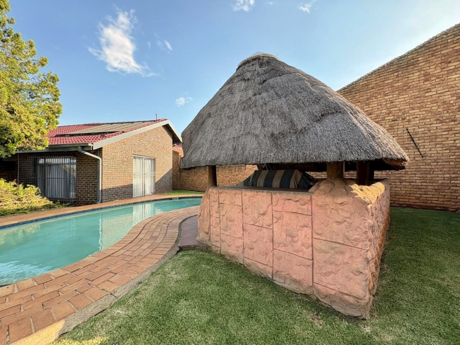 3 Bedroom Property for Sale in Strubenvale Gauteng