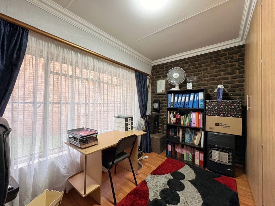 3 Bedroom Property for Sale in Strubenvale Gauteng