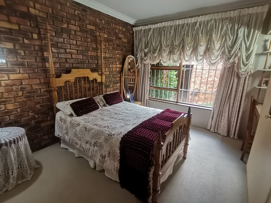 3 Bedroom Property for Sale in Mulbarton Gauteng