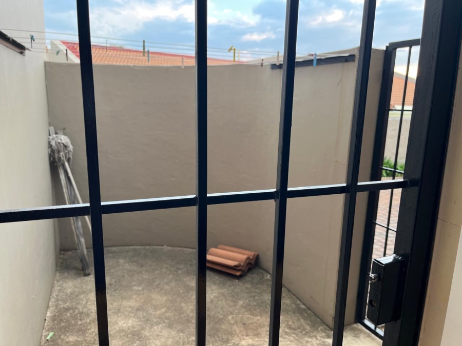 2 Bedroom Property for Sale in Faerie Glen Gauteng