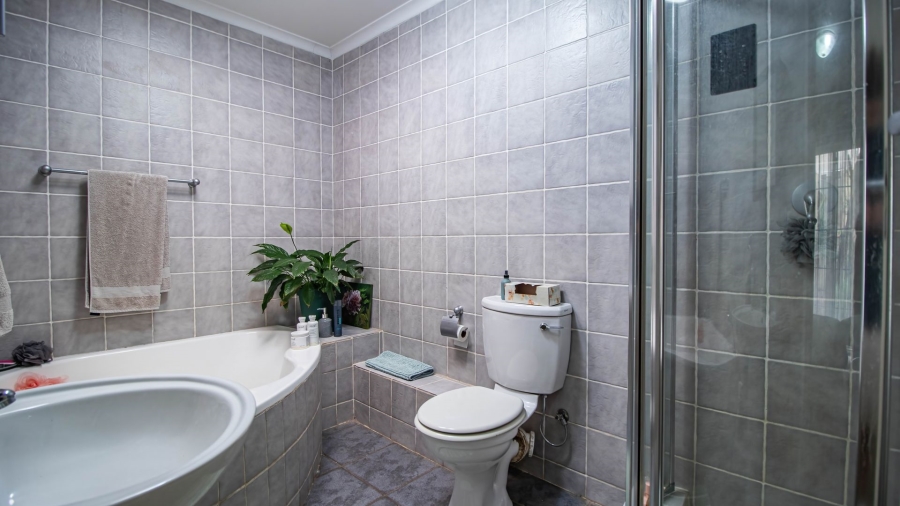 2 Bedroom Property for Sale in Faerie Glen Gauteng