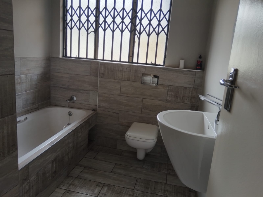 5 Bedroom Property for Sale in Birchleigh North Gauteng