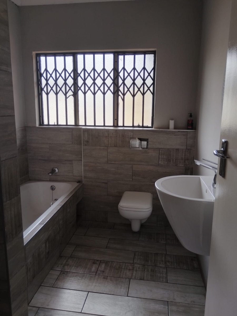 5 Bedroom Property for Sale in Birchleigh North Gauteng