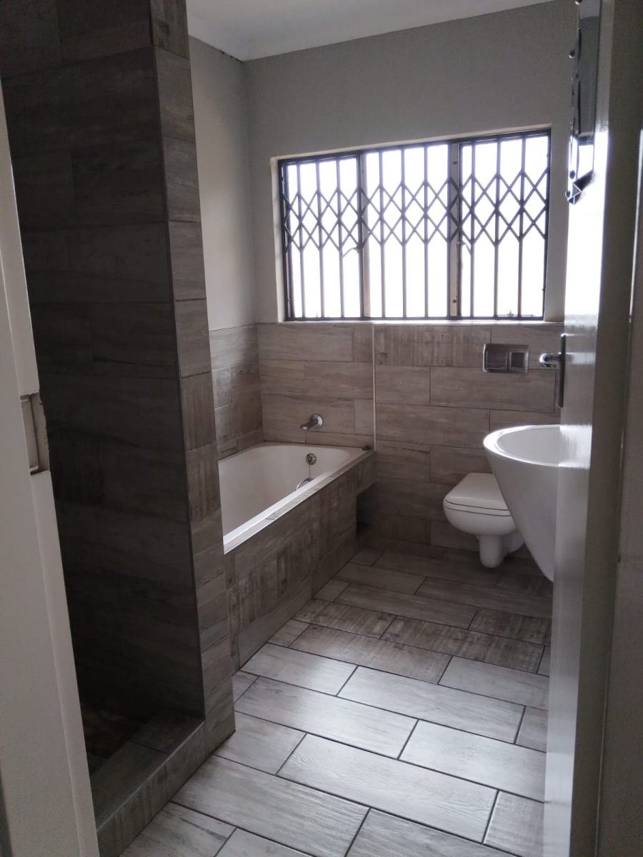 5 Bedroom Property for Sale in Birchleigh North Gauteng