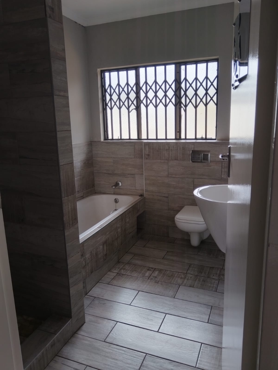 5 Bedroom Property for Sale in Birchleigh North Gauteng