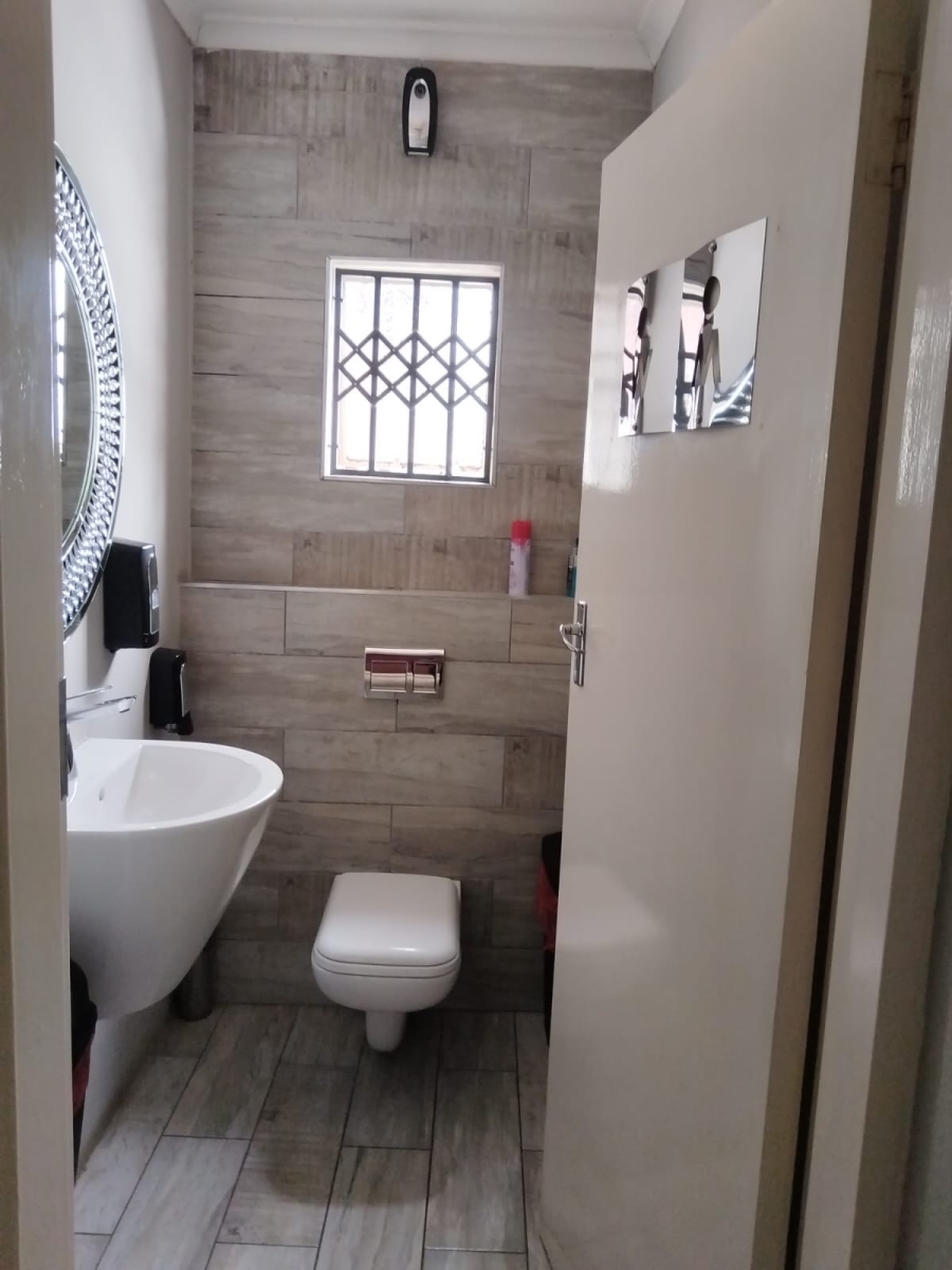 5 Bedroom Property for Sale in Birchleigh North Gauteng