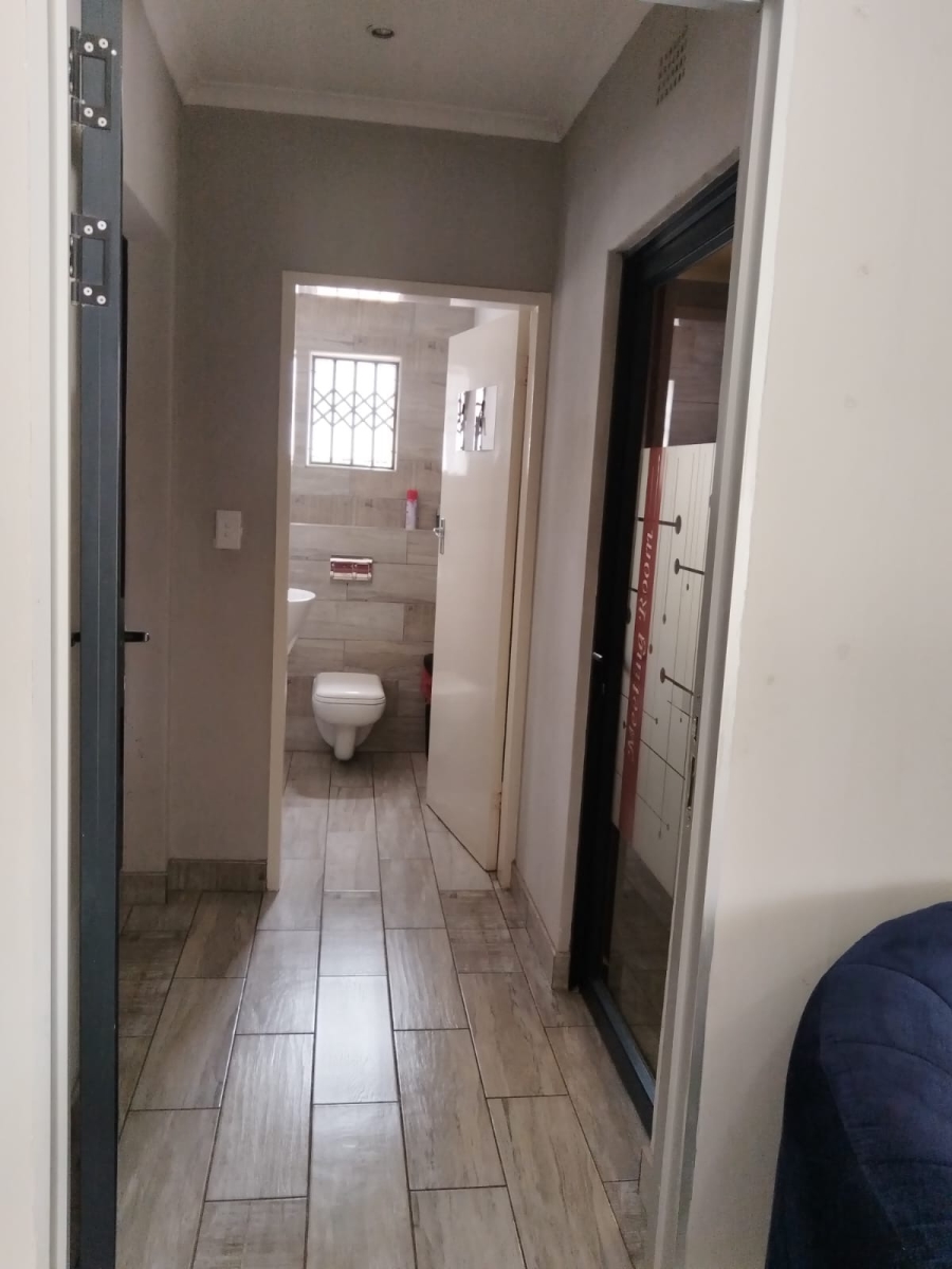 5 Bedroom Property for Sale in Birchleigh North Gauteng