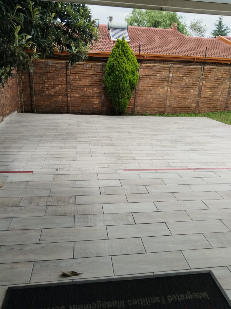 5 Bedroom Property for Sale in Birchleigh North Gauteng