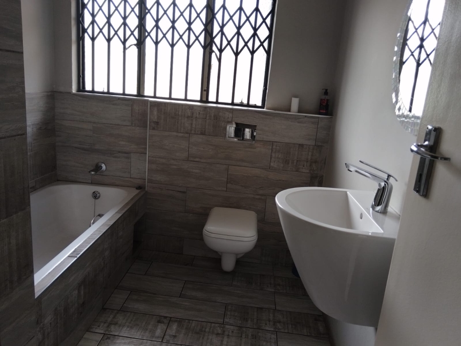 5 Bedroom Property for Sale in Birchleigh North Gauteng