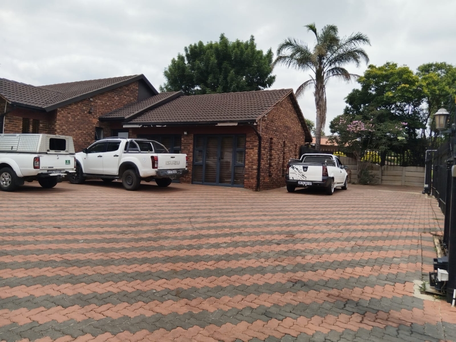 5 Bedroom Property for Sale in Birchleigh North Gauteng