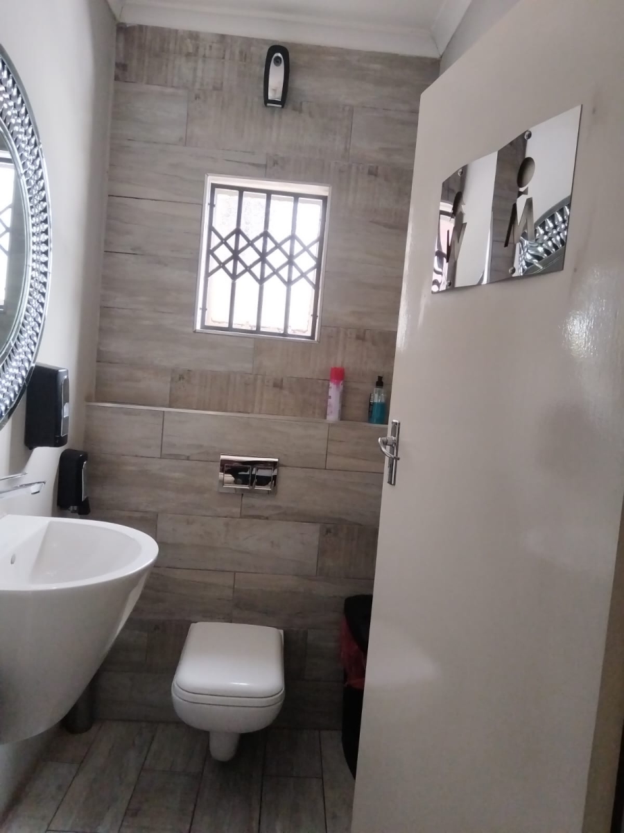 5 Bedroom Property for Sale in Birchleigh North Gauteng