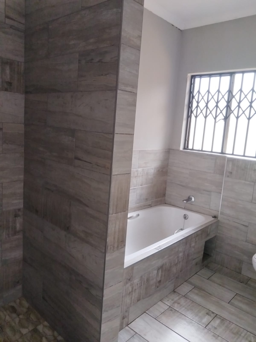 5 Bedroom Property for Sale in Birchleigh North Gauteng