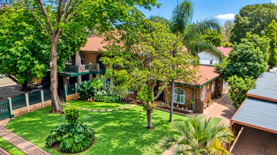 6 Bedroom Property for Sale in Les Marais Gauteng