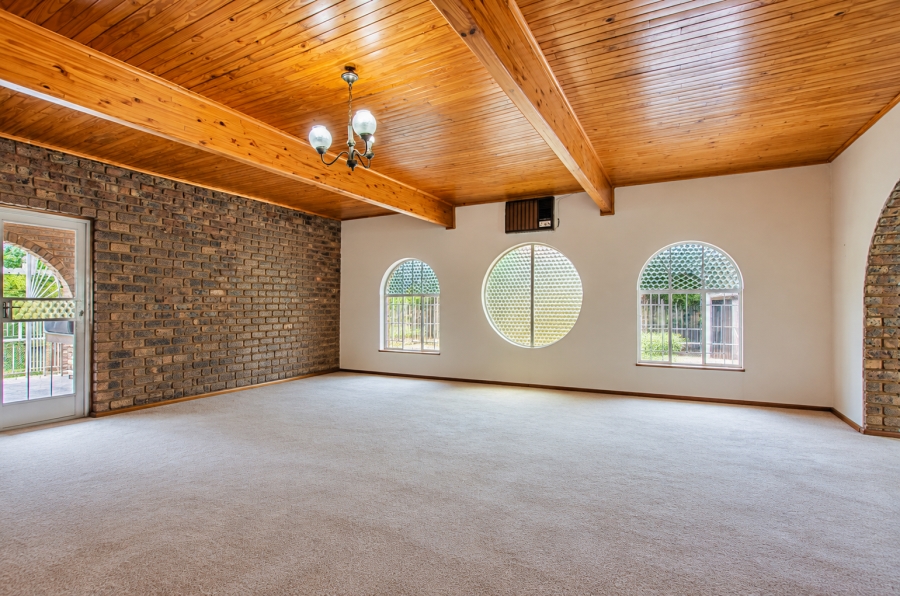 6 Bedroom Property for Sale in Les Marais Gauteng