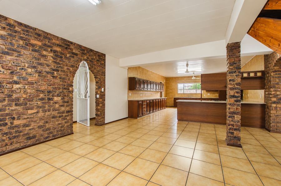 6 Bedroom Property for Sale in Les Marais Gauteng