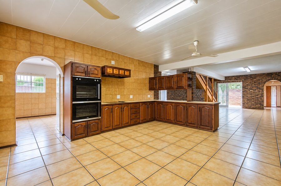 6 Bedroom Property for Sale in Les Marais Gauteng