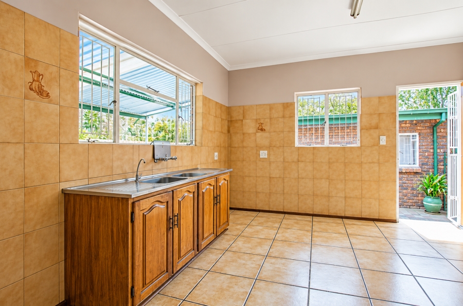6 Bedroom Property for Sale in Les Marais Gauteng
