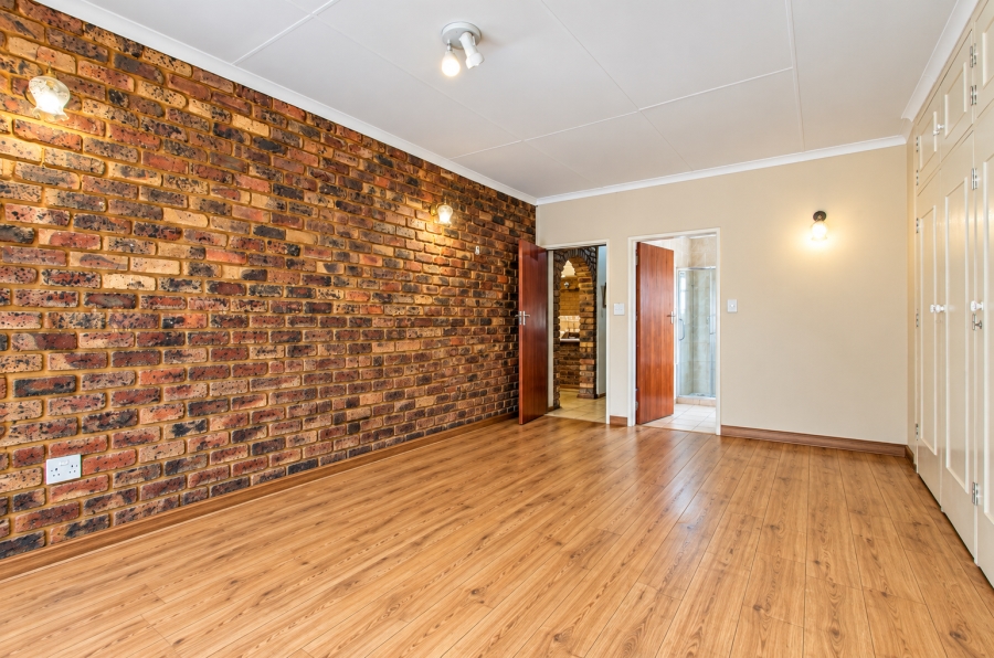 6 Bedroom Property for Sale in Les Marais Gauteng