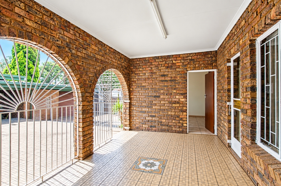 6 Bedroom Property for Sale in Les Marais Gauteng