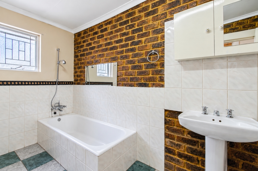 6 Bedroom Property for Sale in Les Marais Gauteng