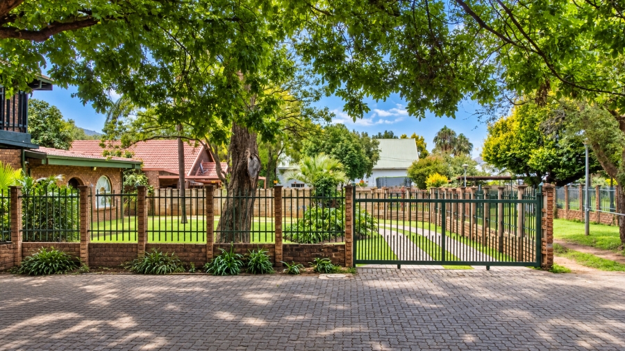 6 Bedroom Property for Sale in Les Marais Gauteng