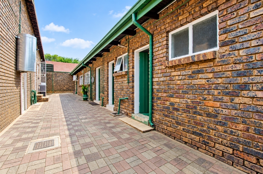 6 Bedroom Property for Sale in Les Marais Gauteng
